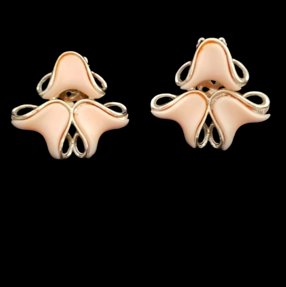 ☆CLEARANCE ☆Vintage Beautiful cora clip on earrings pink stone/ silver